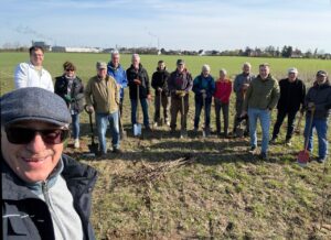Gruppenbild mit den Helfenden auf der Wiese am Ortsrand.