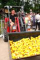 Baggerschaufel voller PlastikEnten