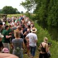 Foto: Sehr viele Menschen am Fuhseufer, warten auf die treibenden Enten