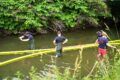Foto: Personen im Fluss, abgesperrte Engstelle zum Einfangen der PlastigEnten