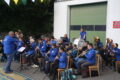 Foto, das Orchester auf Stühlen vor dem Tor der Wache 3