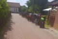 Foto vom Weg zum Siedlergarten, an den Zaun gelehnt sehr viele Fahrräder.