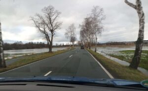 Straße von Eddesse nach Dollbergen, rechts und links der Kreisstraße sind die Wiesen von der Fuhse überflutet.