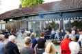 Foto, Menschen am Gemeindehausgarten