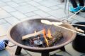 Foto einer Feuerschale, mit Stockbrot