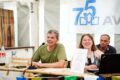 Foto, die Jury, zwei lächelnde Personen am Tisch