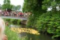 Foto: Sehr viele Menschen auf der Fuhsebrücke, sehen den davontreibenden Enten zu