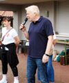 Foto von zwei Personen, eine mit Mikrofon
