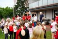 Foto von vielen Menschen, Kinder, vor der TSV-Sportheim Westseite